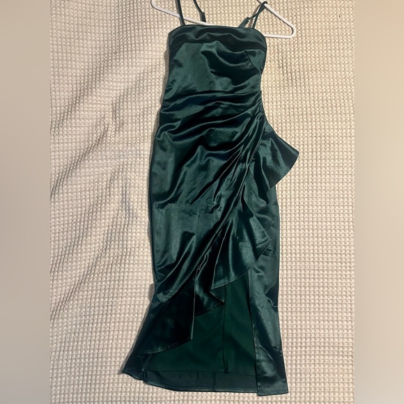 Emerald Sundae Dresses & Skirts - Emerald green satin cocktail dress. Size XXS.